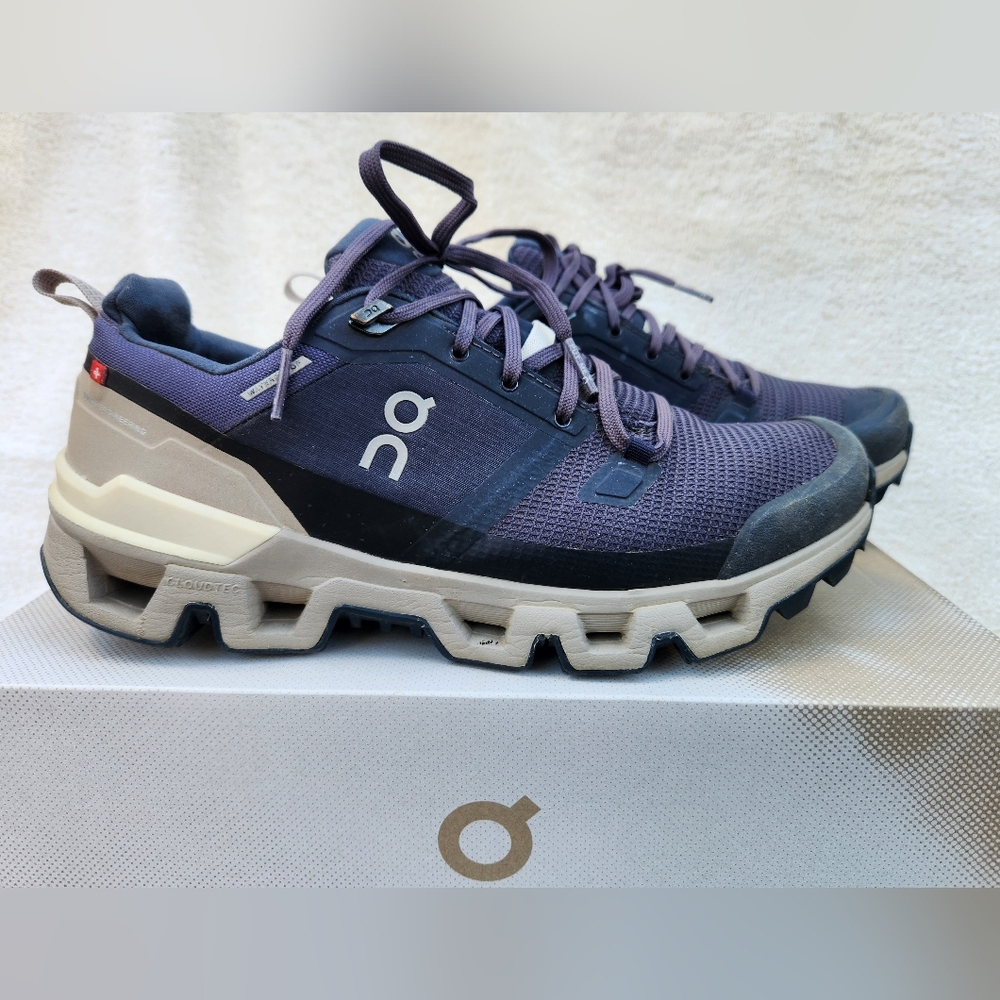 ON Cloudwander Womens Sz 10 Navy/Desert Waterproof